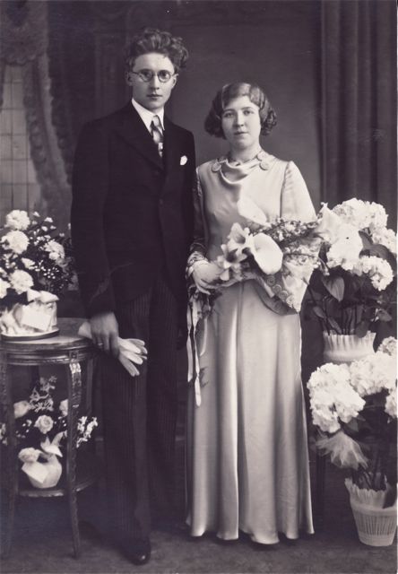 Het eerste bezoek na het huwelijk was aan de coiffeur. Voor hem!